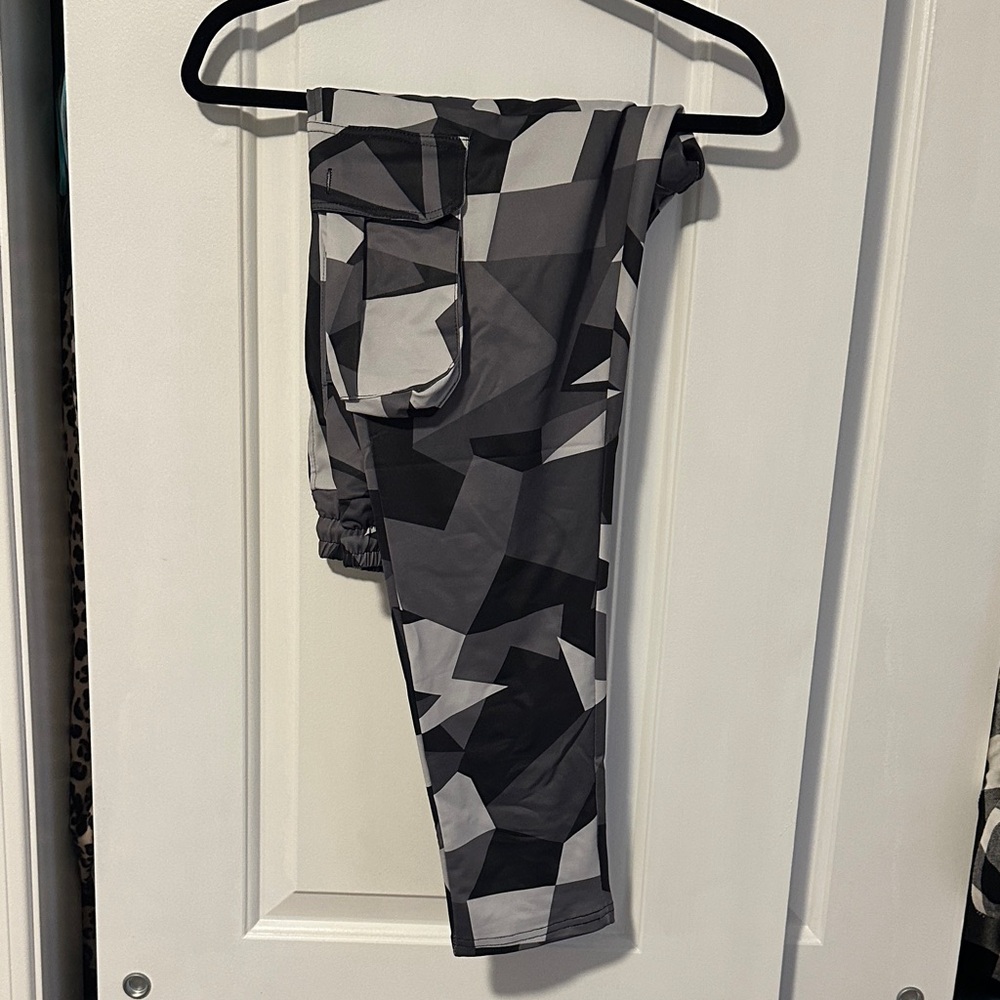 Men's Gray Geometric Cargo Workout Pants